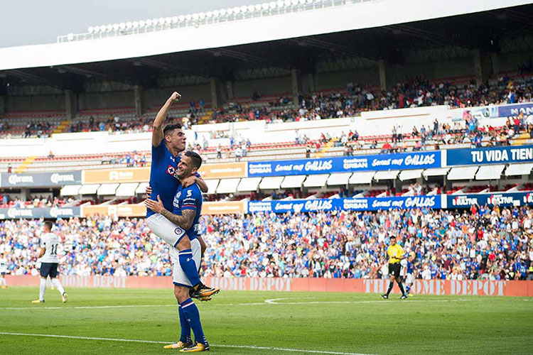 Cruz Azul golea a Pumas en La Corregidora