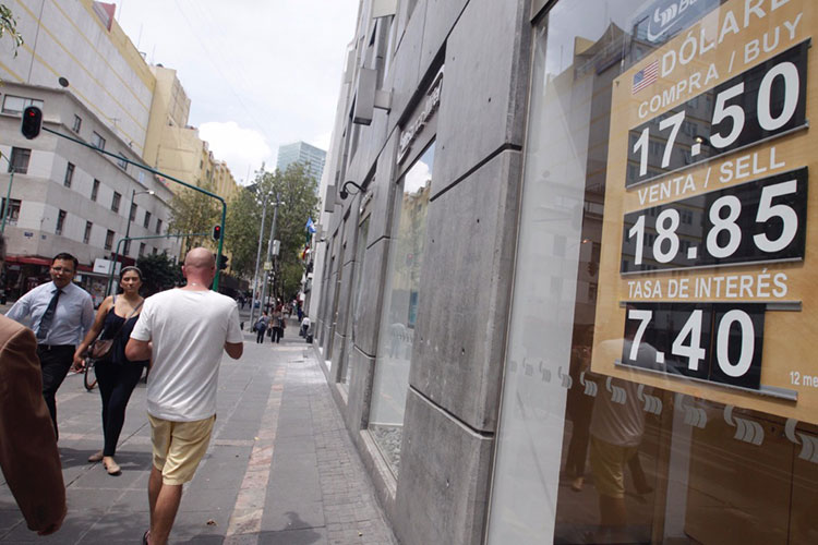 Cierra semana el peso a 18.99 por dólar