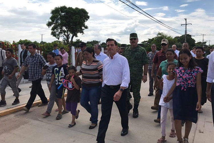 Peña Nieto recorre Ixtaltepec, Oaxaca; región afectada por sismo