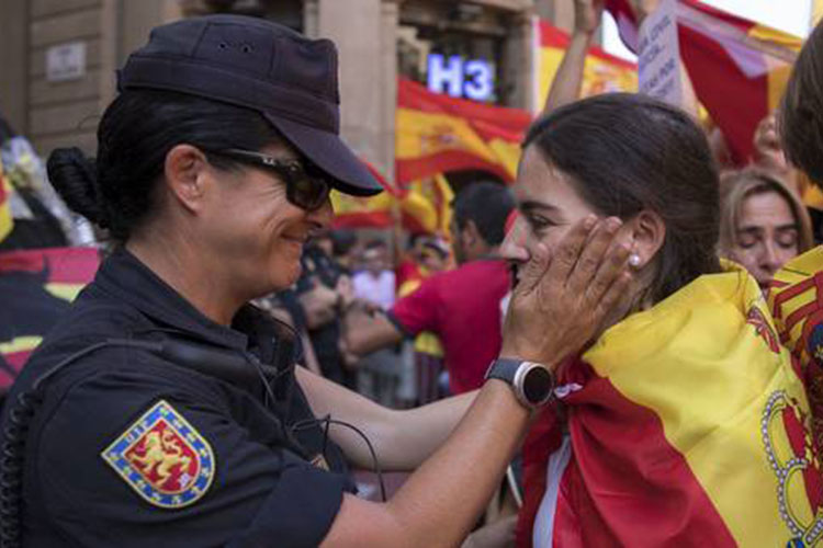 Multitudinaria marcha contra la secesión de Cataluña