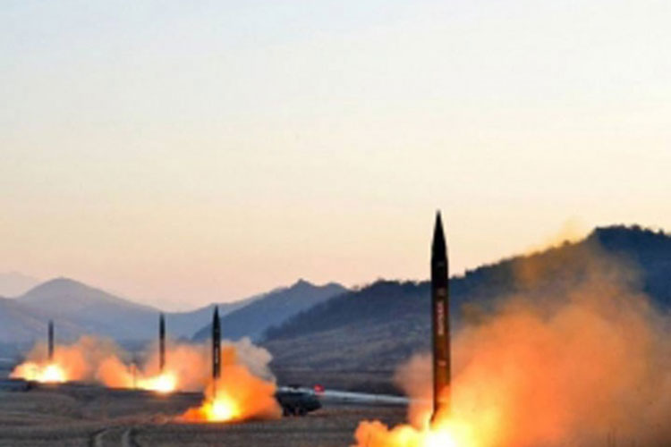 Ocho muertos por explosión en fábrica clandestina de cohetes en India