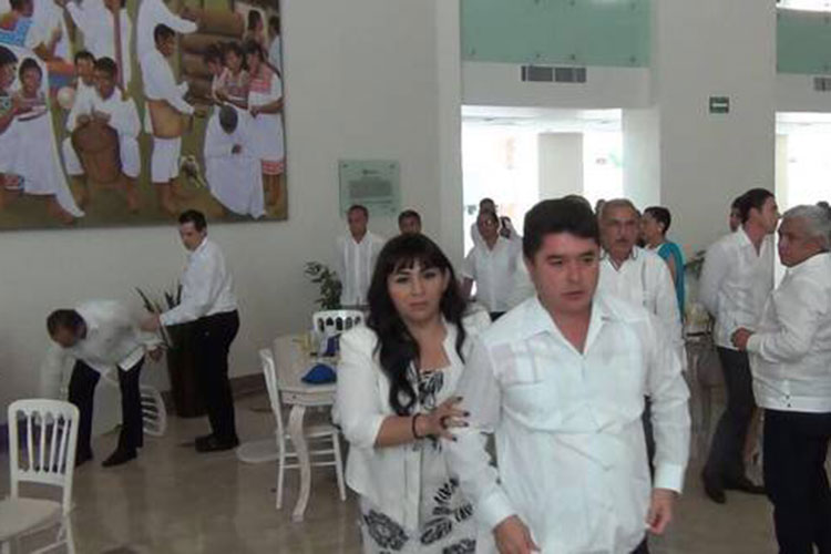 Golpes entre  ex gobernador y  secretario en el  aniversario de QR