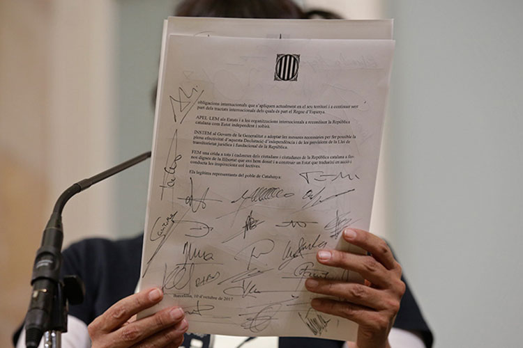 Firman simbólicamente declaración de independencia catalana