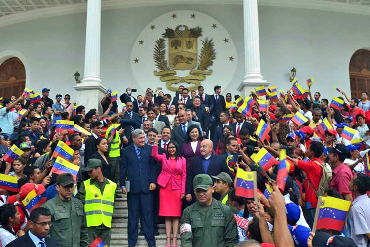 Gobernadores chavistas rinden juramento ante Constituyente