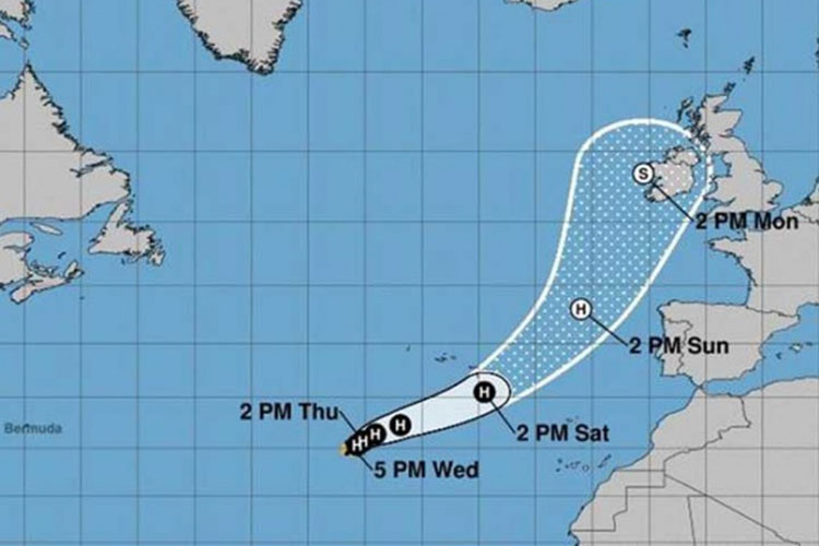 El huracán Ofelia prosigue lentamente su rumbo hacia Europa