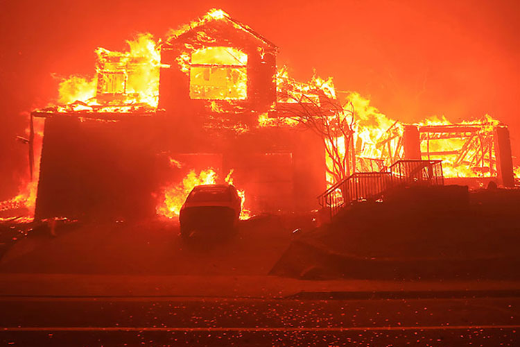 Ascienden a 13 los muertos por incendios en California