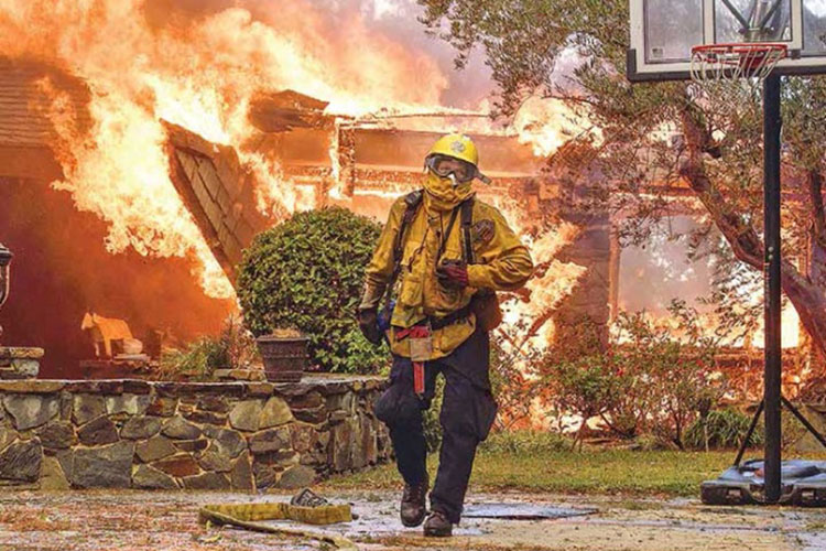 Arde California por incendios forestales