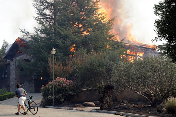 California evalúa alertas contra incendios; ya van 29 muertos