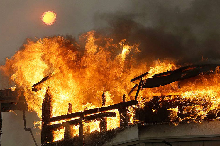 Incendios asfixian a California; decretan estado de emergencia