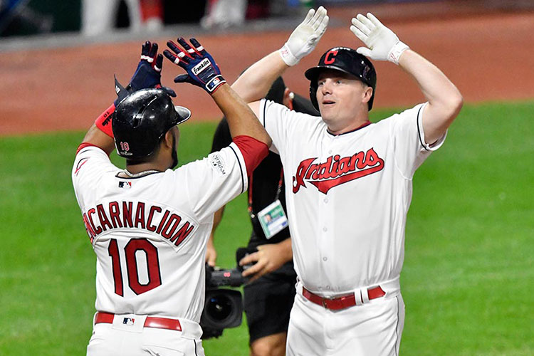 Indios pegan primero que los Yanquis en la Serie Divisional