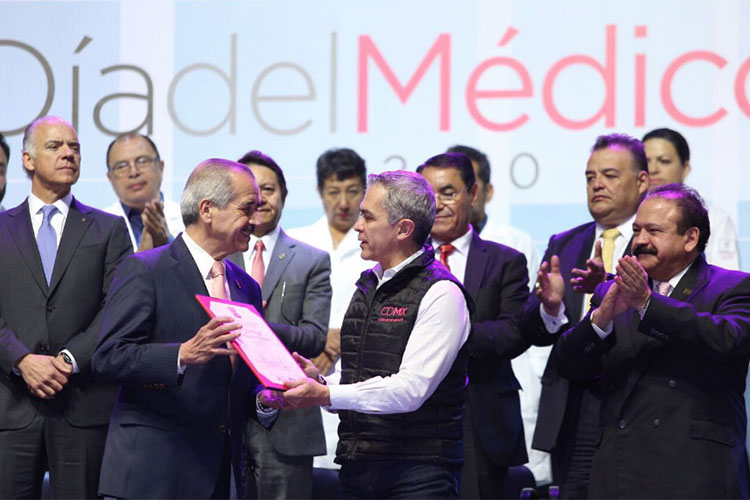 Nombra Mancera a Córdova Villalobos como médico del año