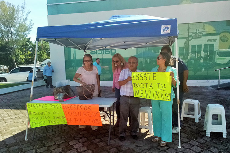 Maestros jubilados exigen al ISSSTE que les pague