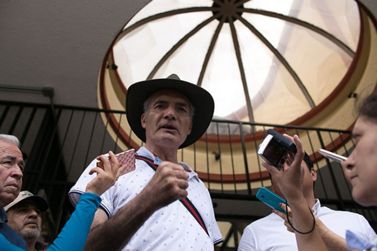 Procesarán a Mireles por delito de sedición; permanecerá libre