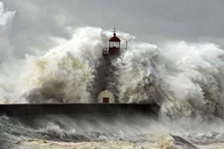 Huracán ‘Ofelia’ amenaza a Irlanda con peor tormenta en 50 años