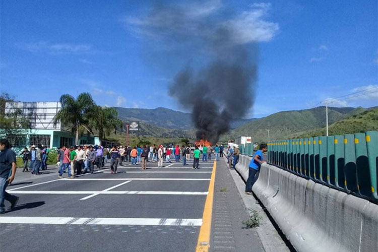 Bloquean la autopista Orizaba-Puebla y queman dos patrullas