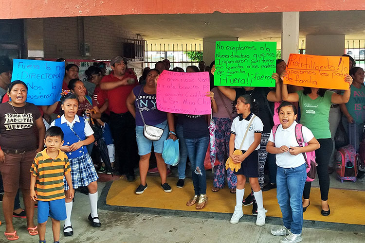 Padres de familia “corren” a supervisora escolar de primaria en Madero