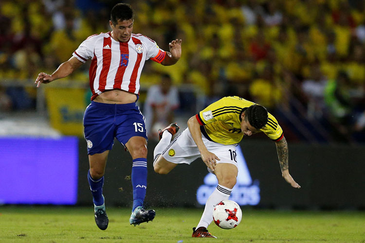 Paraguay remonta de último minuto a Colombia y da esperanza a Argentina