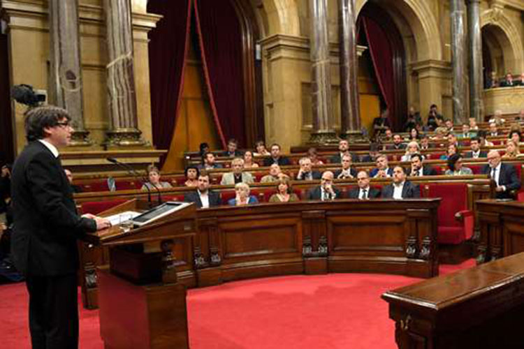 Cataluña declara su independencia, pero la congela