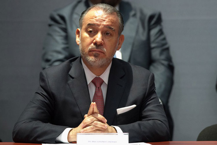 Raúl Cervantes presenta su renuncia a la PGR en el Senado