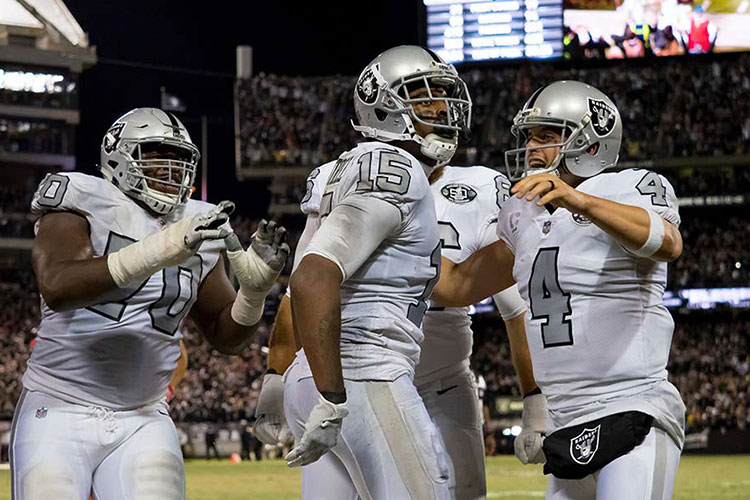 Raiders rompen mala racha con dramática victoria