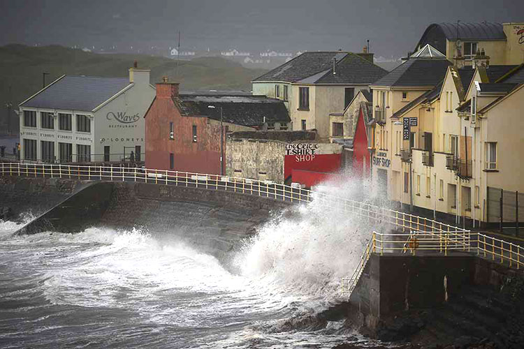Tormenta ‘Ofelia’ azota Irlanda; al menos 2 muertos