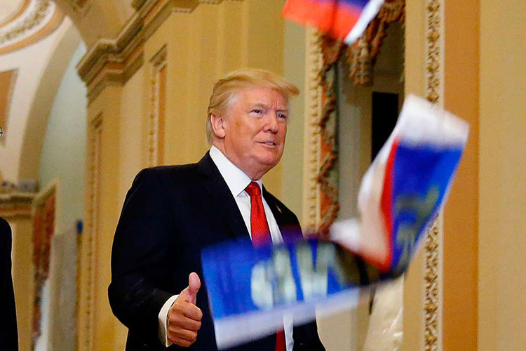 Increpan a Trump en el Capitolio y le lanzan banderas rusas