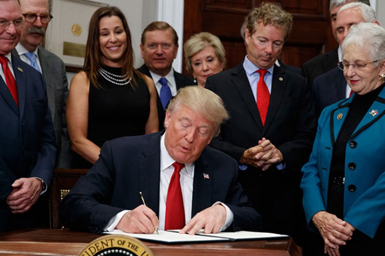 Trump ‘alivia’ requisitos de Obamacare