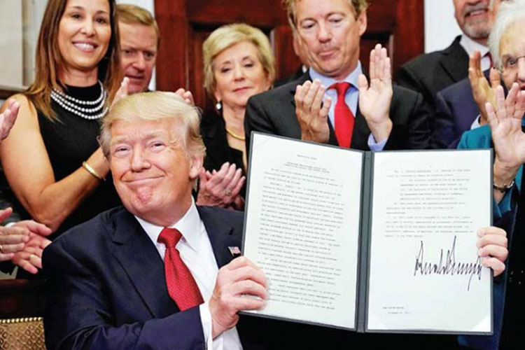 Trump asesta otro golpe al Obamacare