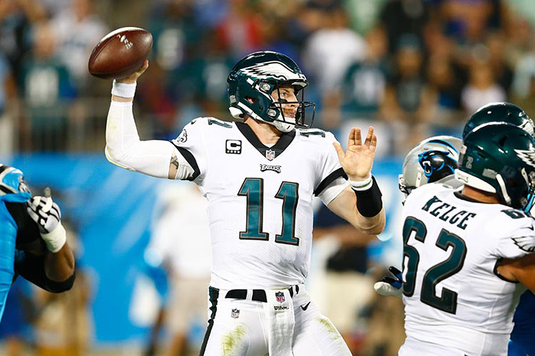 Guía Carson Wentz la victoria de Filadelfia en Carolina