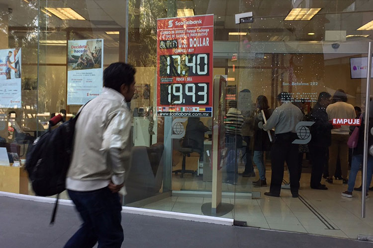 Peso, con leve avance atento a plan fiscal de EU