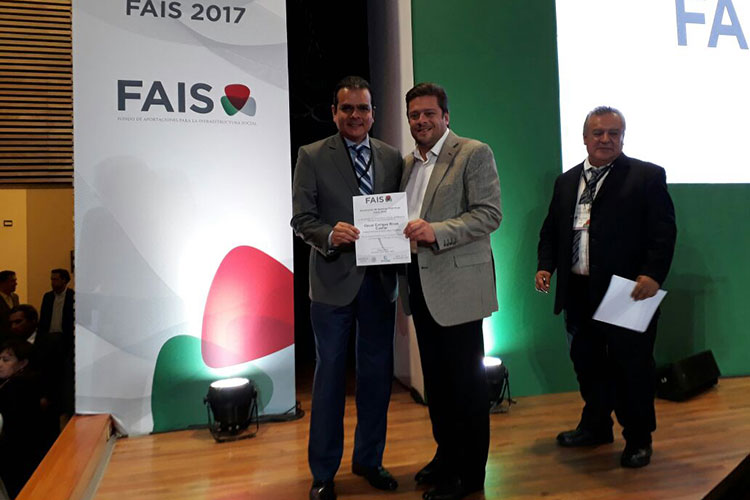 Distinguen a Enrique Rivas por su labor en combate a la pobreza