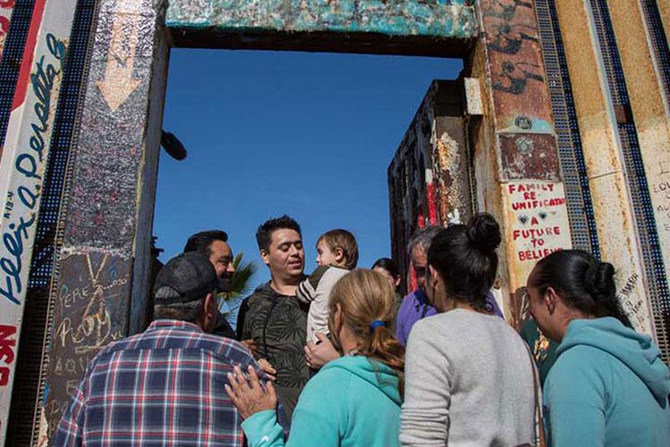 Abren muro para que familias se abracen por unos segundos