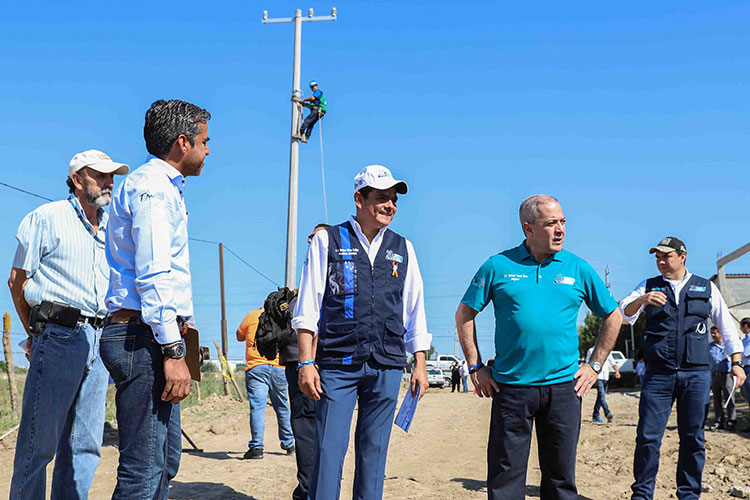 Supervisa Enrique Rivas obras de pavimentación y electrificación
