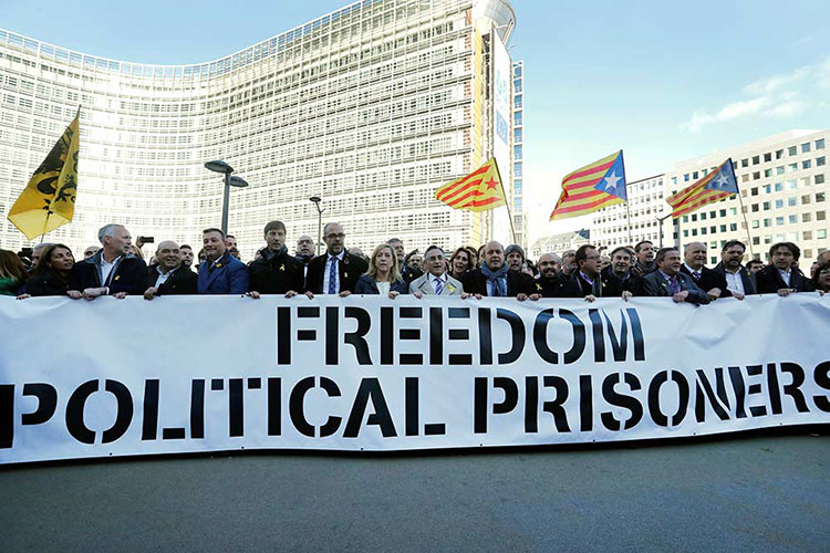 Alcaldes catalanes independentistas reclaman atención de la UE