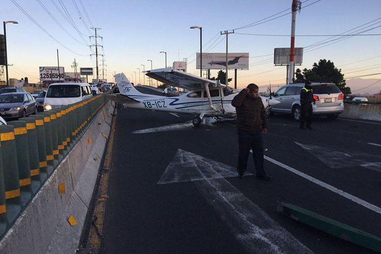 Avioneta realiza aterrizaje forzoso en Bulevar Aeropuerto en Toluca
