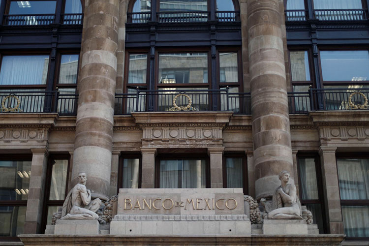 Analistas de Banxico bajan a 6.24% su pronóstico de inflación para el cierre de 2017