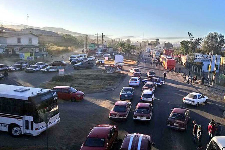 Transportistas paralizan Oaxaca y exigen liberación de líder