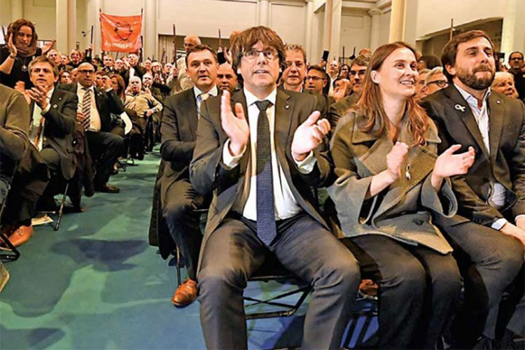 Le cobran el referéndum