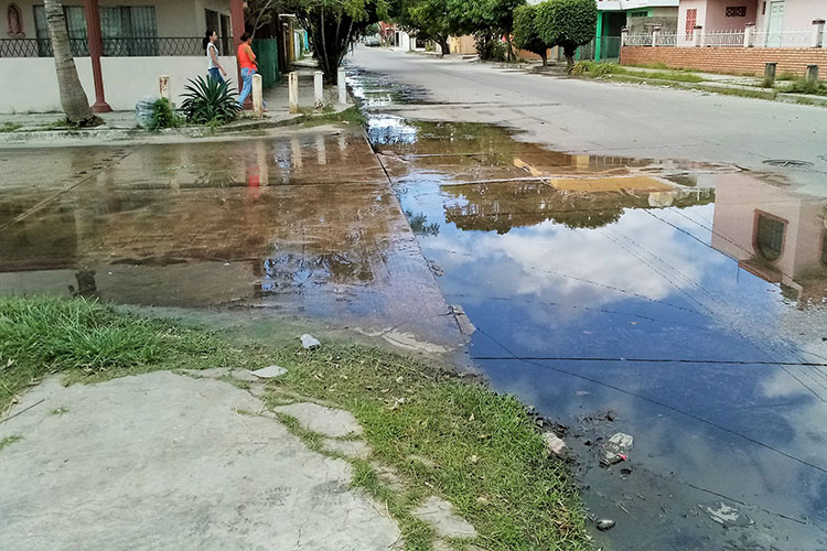 Habitantes de Madero viven un mes entre aguas negras