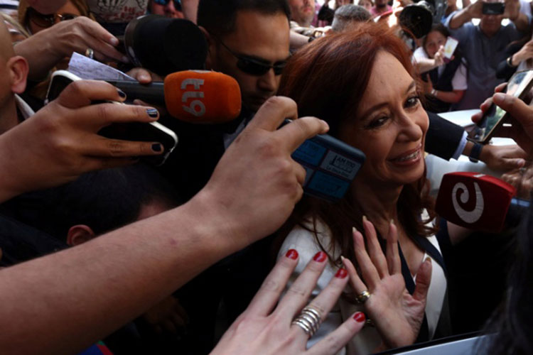 Cristina Fernández rechaza acusación de lavado de dinero