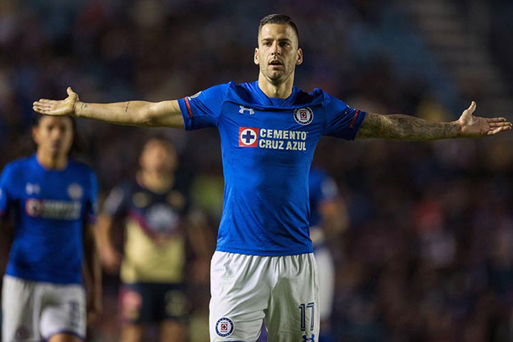 Cruz Azul desaprovecha superioridad; Monterrey pega ante Atlas