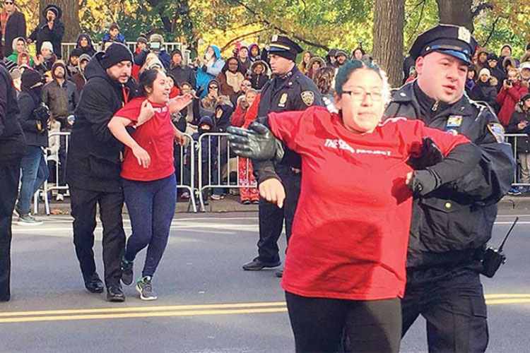 Dreamers mexicanos bloquearon el desfile