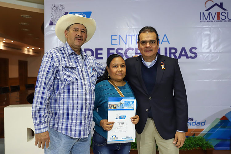 Entrega alcalde escrituras a familias de El Progreso