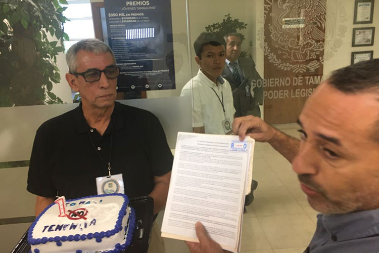 Llevan pastel para festejar incumplimientos de Diputados