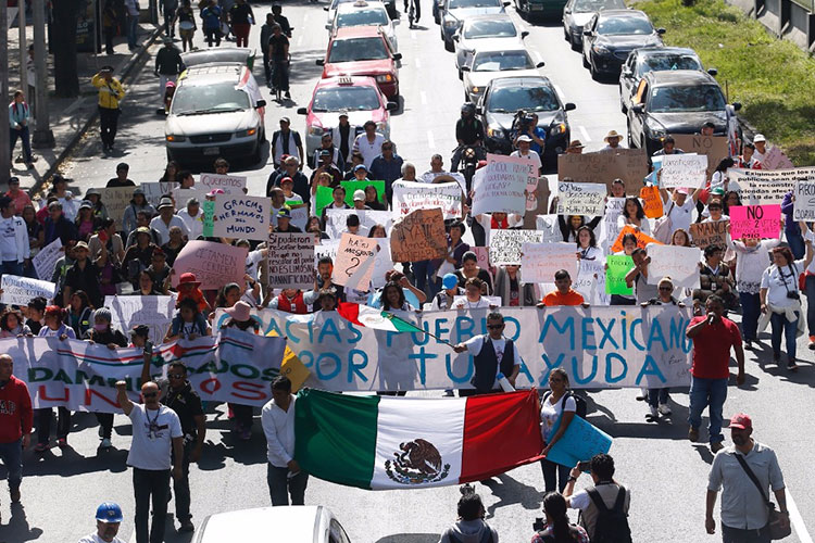 Damnificados marchan al Zócalo; Buscan ayuda