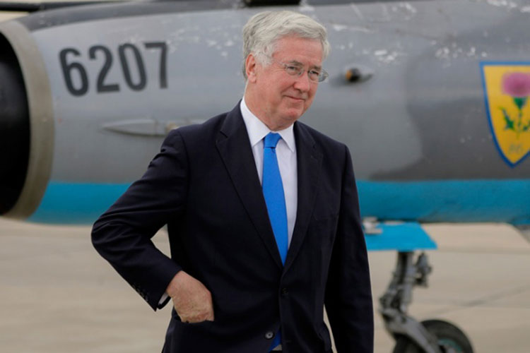 Tras denuncia por acoso, dimite secretario de Defensa británico