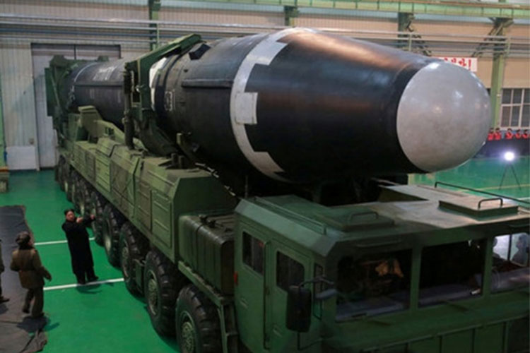 Corea del Norte presume su nuevo misil balístico