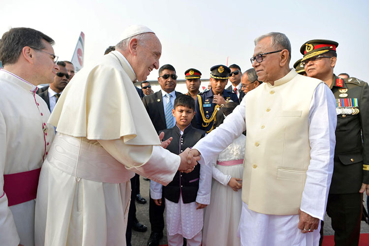 El Papa llega a Bangladesh en medio de crisis rohingya