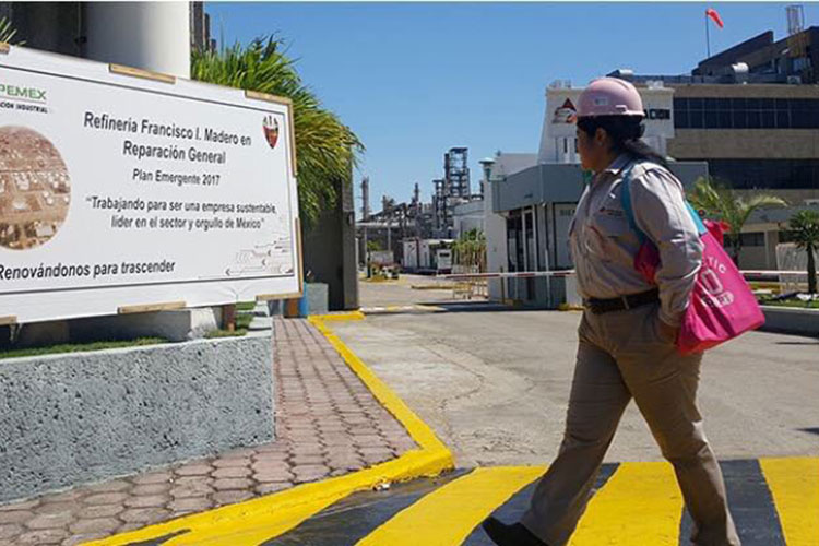 Pemex contrata extranjeros en refinería Madero, denuncia Diputado
