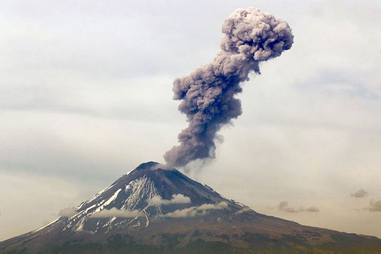 Popocatépetl amanece con exhalación de 2 mil metros de altura